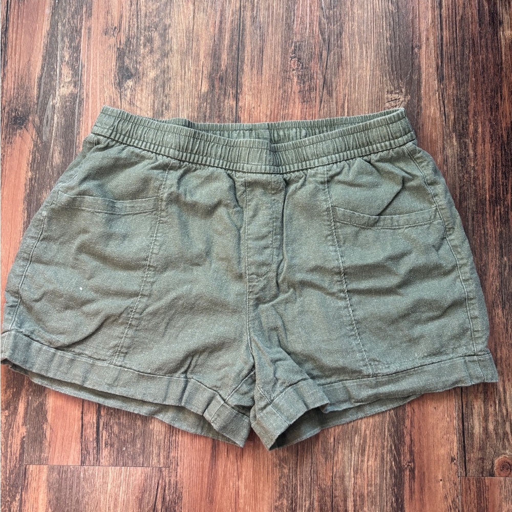 Linen green shorts